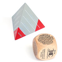Nahoře firemní pyramida, dole kostka s potiskem