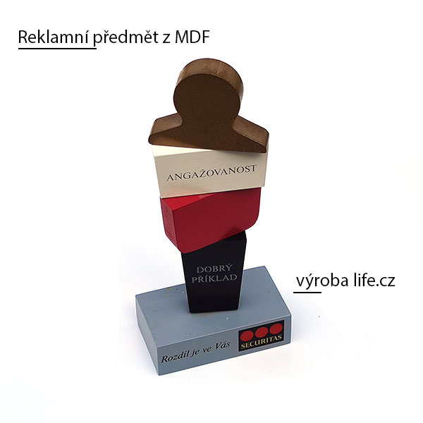 Postava z MDF lakovaná jako reklamní předmět ze dřeva